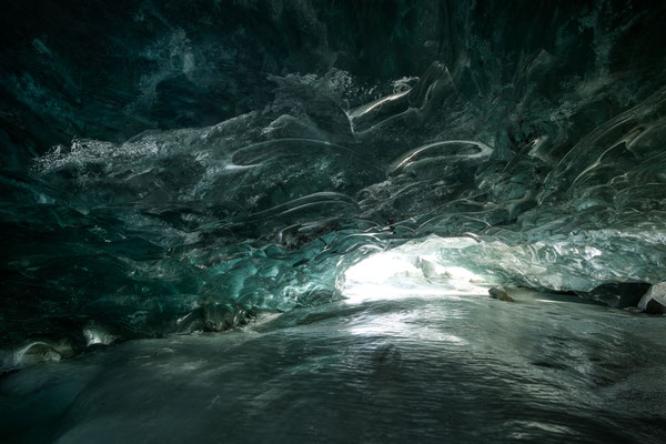 "Die Gletscherhöhle mit den leuchtenden Augen" 20250227-kleine-Höhle-Morteratsch-HDR7 Tobilafotografie Toni Bischof, Ladir