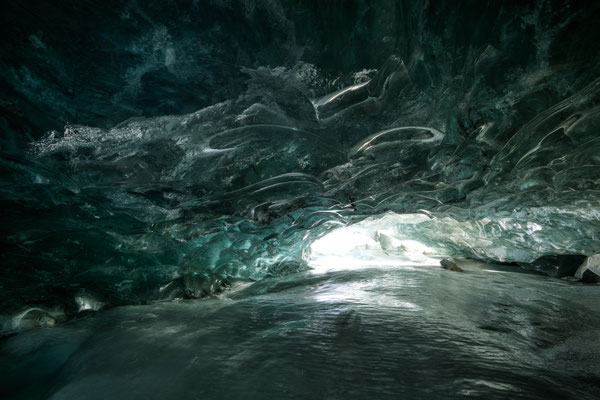 "Die Gletscherhöhle mit den leuchtenden Augen" 20250227-kleine-Höhle-Morteratsch-HDR7 Tobilafotografie Toni Bischof, Ladir