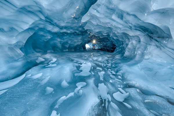 "Eisstrukturen ohne Ende..."  Gletschereis-Höhle Schweiz Tobilafoto Toni Bischof Ladir
