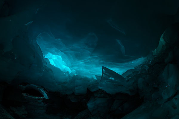 2.6.2021...  "In der blauen Grotte" Eishöhle im Furggletscher/Schweiz  Tobilafotografie Toni Bischof, Ladir
