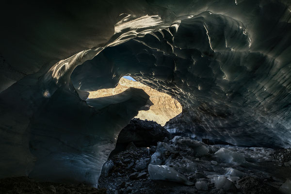 "Der Bär im Saal..."  Gletschereis-Höhle Schweiz Tobilafoto Toni Bischof Ladir