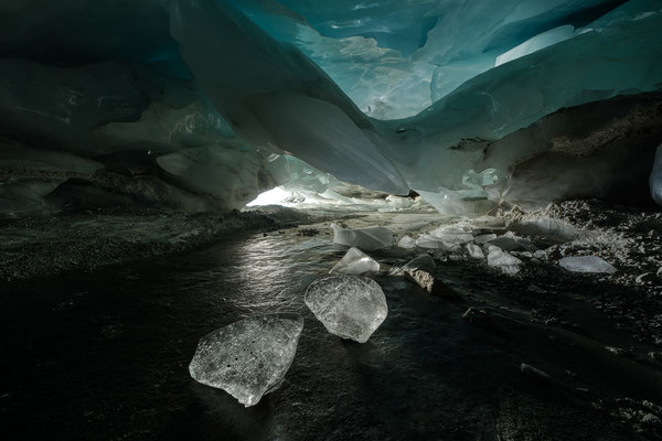 "Eishöhle im Tiefengletscher"    Tobilafotografie Toni Bischof, Ladir