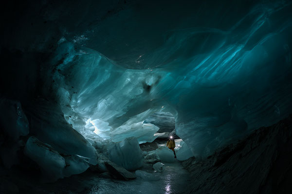 2.6.2021...  "In der Kathedrale" Eishöhle im Furggletscher/Schweiz  Tobilafotografie Toni Bischof, Ladir