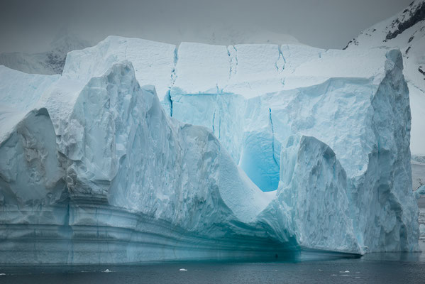 "Eisberg-Strukturen... Antarktis"  Tobilafotografie  Toni Bischof, Ladir