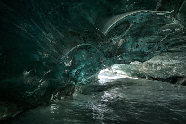 "Die Gletscherhöhle mit den leuchtenden Augen" 20250227-kleine-Höhle-Morteratsch-HDR12 Tobilafotografie Toni Bischof, Ladir