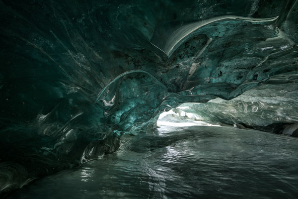 "Die Gletscherhöhle mit den leuchtenden Augen" 20250227-kleine-Höhle-Morteratsch-HDR12 Tobilafotografie Toni Bischof, Ladir