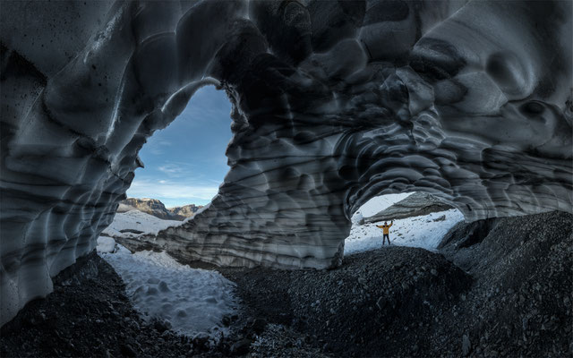 " Das Eishöhlen-Labyrinth im Griessgletscher "  20231022-Eishöhlen-Claridengletscher-PANO-11-Toni ,  Tobilafotografie  Toni Bischof, Ladir