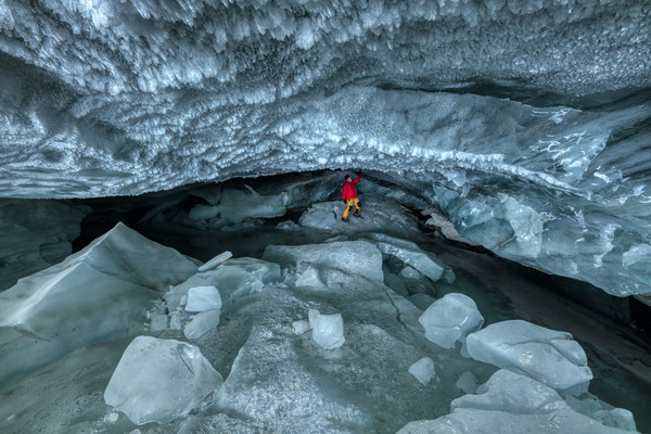 "Die Kristallgrotte im Gletscher" ,  20250213-Gletscherhöhle-Wittenwasseren-HDR8  ,  Tobilafotografie Toni Bischof, Ladir