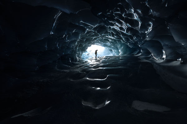 12.11.2021... "Im Wellengang..." Eishöhle im Furggletscher/Schweiz  Tobilafotografie Toni Bischof, Ladir