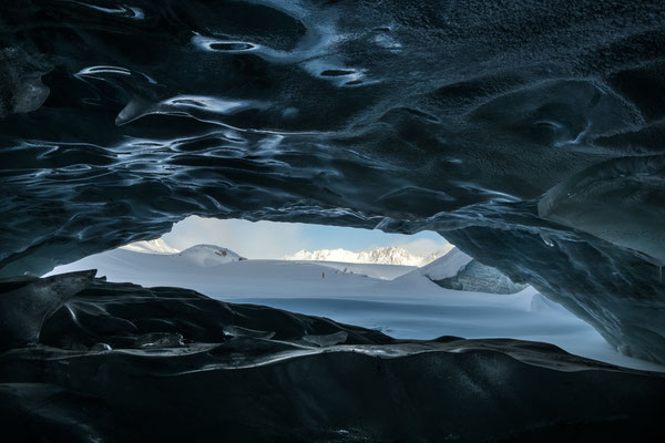 "Die Kristallgrotte im Gletscher" ,  20250214-Gletscherhöhle-Wittenwasseren-HDR12  ,  Tobilafotografie Toni Bischof, Ladir