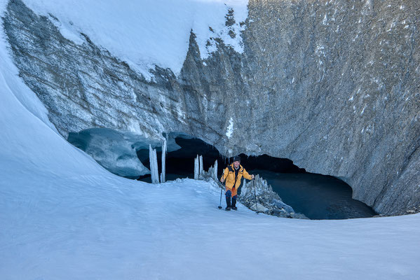 1.6.2021...  "In der östliche Eingang" Eishöhle im Furggletscher/Schweiz  Tobilafotografie Toni Bischof, Ladir