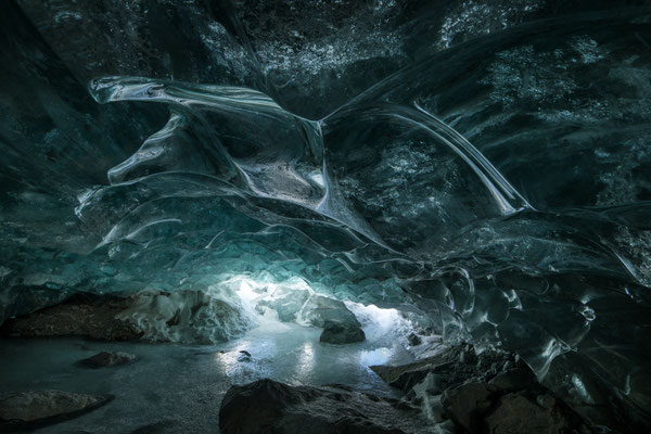 "Die Gletscherhöhle mit den leuchtenden Augen" 20250227-kleine-Höhle-Morteratsch-HDR17 Tobilafotografie Toni Bischof, Ladir