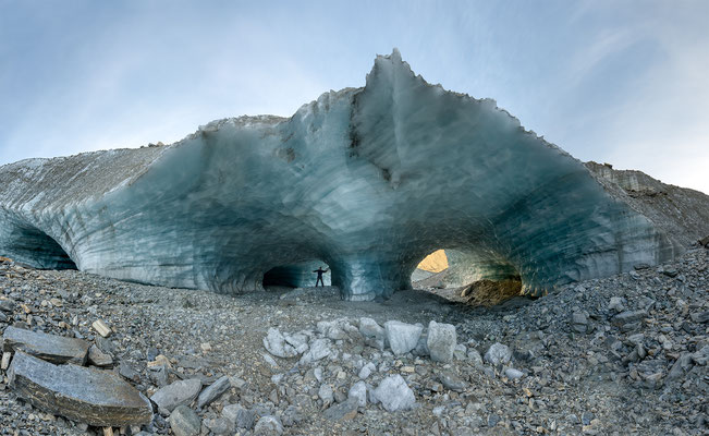 "Die Gletschereishöhle öffnet sich"     Tobilafotografie  Toni Bischof, Ladir