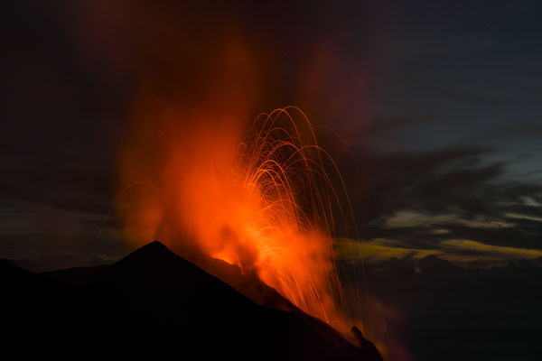 750m-Schulter-Vulkaneruption Stromboli  "Tobilafotografie"  Toni Bischof Ladir
