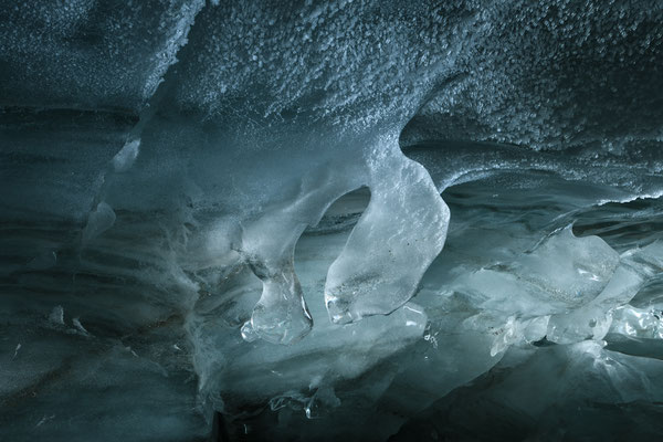 "Die Kristallgrotte im Gletscher" ,  20250214-Gletscherhöhle-Wittenwasseren-DSC_4672  ,  Tobilafotografie Toni Bischof, Ladir