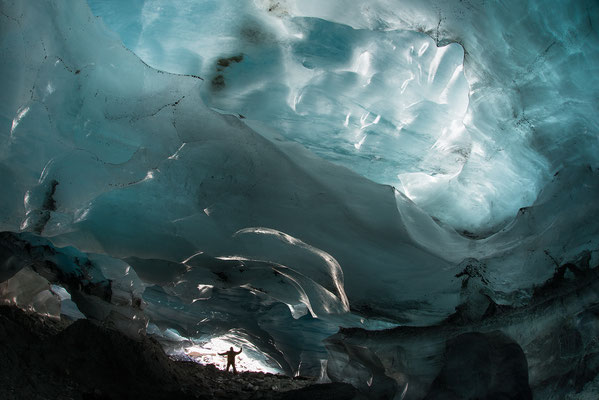 30.9.2021...  "Gletschergewölbe..." Eishöhle im Furggletscher/Schweiz  Tobilafotografie Toni Bischof, Ladir