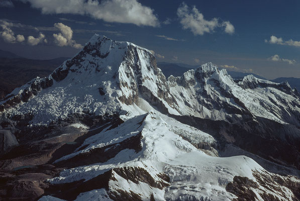 "Nevado Ranrapallka (6162m) mit Nord- und Nordostwand (im Schatten) vom Pallkaraju aus gesehen"  Tobilafoto Toni Bischof, Ladir