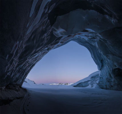 "Die Kristallgrotte im Gletscher" ,  20250214-Gletscherhöhle-Wittenwasseren-PANO-4-1  ,  Tobilafotografie Toni Bischof, Ladir