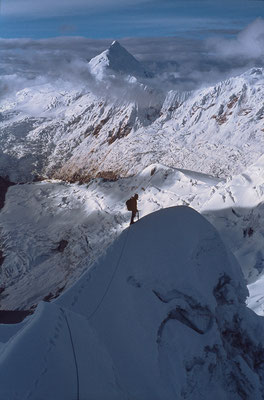 "Abstieg vom Ranrapallka... im Hintergrund Nevado Toqllaraju"  Tobilafoto Toni Bischof, Ladir