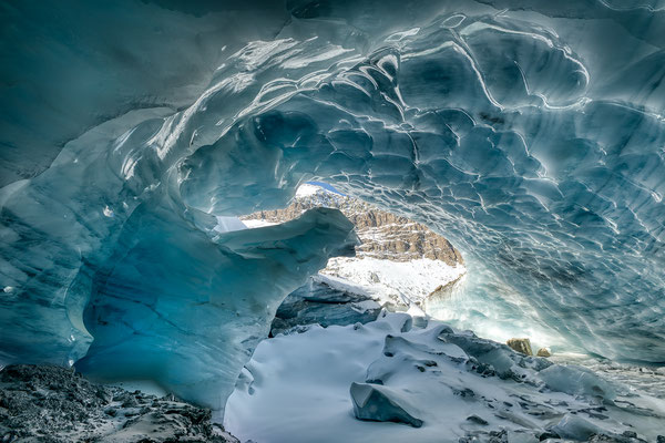 11.11.2021... "Der Bär im Saal" Eishöhle im Furggletscher/Schweiz  Tobilafotografie Toni Bischof, Ladir