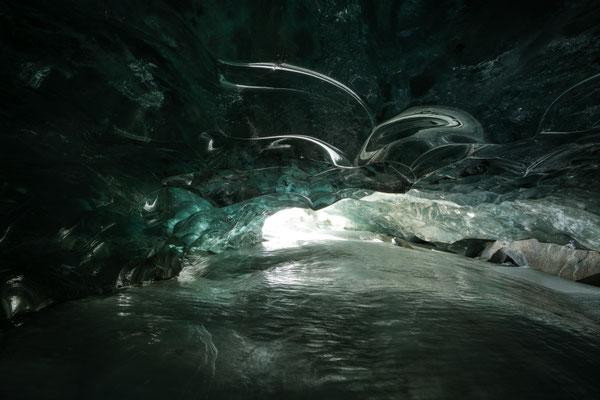 "Die Gletscherhöhle mit den leuchtenden Augen" 20250227-kleine-Höhle-Morteratsch-HDR4 Tobilafotografie Toni Bischof, Ladir