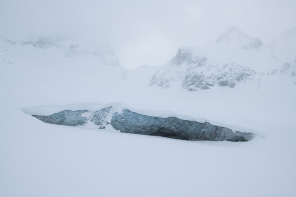 "Die Kristallgrotte im Gletscher" ,  20250214-Gletscherhöhle-Wittenwasseren-DSC_4407  ,  Tobilafotografie Toni Bischof, Ladir