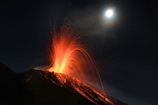 400m-Spot-Vulkaneruption Stromboli  "Tobilafotografie"  Toni Bischof Ladir