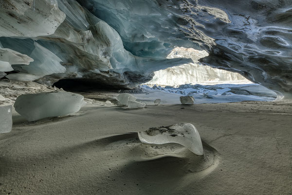 "Eishöhle im Tiefengletscher"    Tobilafotografie Toni Bischof, Ladir