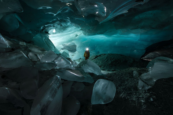 Im Nebengang zwischen "Kathedrale" und "Blaue Grotte"  Gletschereis-Höhle Schweiz  Tobilafotografie  Toni Bischof, Ladir