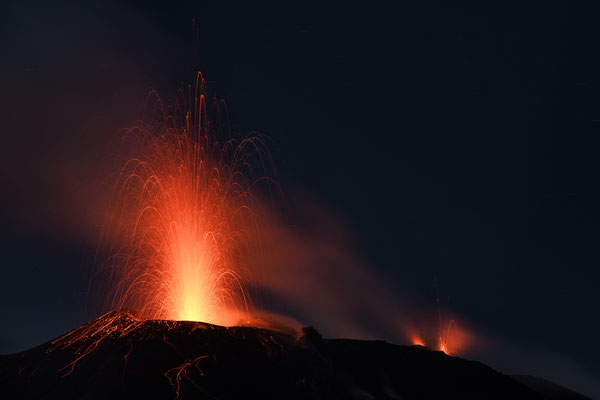 170m-Spot-Vulkaneruption Stromboli  "Tobilafotografie"  Toni Bischof Ladir