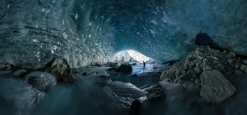 "Gletscherhöhle mit Tragik"  , 20230214-Eishöhle-Morteratschgletscher-PANO-04-Toni ,     Tobilafoto Toni Bischof, Ladir 