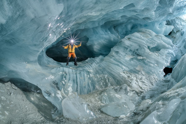 "Der Tiefe des Gletschers entstiegen..."  Gletschereis-Höhle Schweiz  Tobilafoto Toni Bischof Ladir
