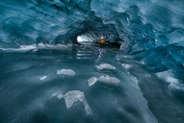 "Geheimnisvoller Wellengang..."  Gletschereis-Höhle Schweiz  Tobilafoto Toni Bischof Ladir