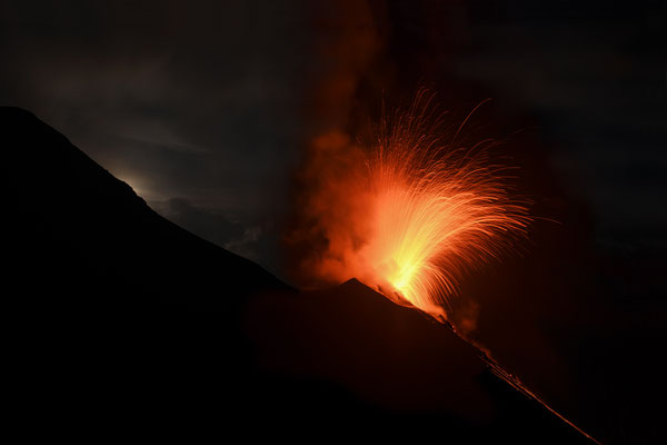 750m-Schulter-Vulkaneruption Stromboli  "Tobilafotografie"  Toni Bischof Ladir