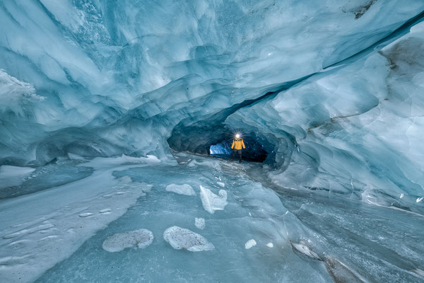 8.2.2022... "Im Wellengang..." Eishöhle im Furggletscher/Schweiz  Tobilafotografie Toni Bischof, Ladir