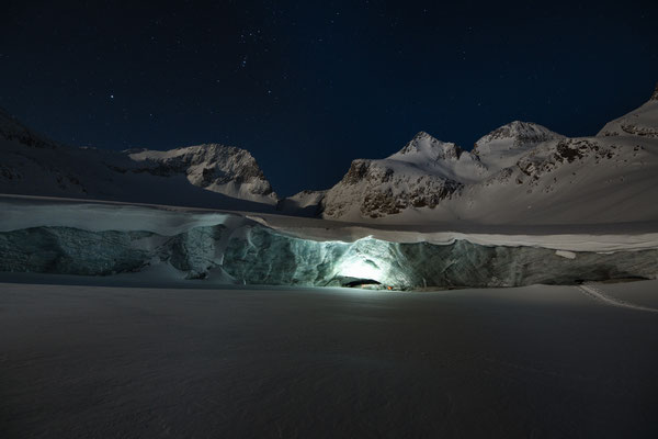 "Die Kristallgrotte im Gletscher" ,  20250214-Gletscherhöhle-Wittenwasseren-DSC_4940  ,  Tobilafotografie Toni Bischof, Ladir