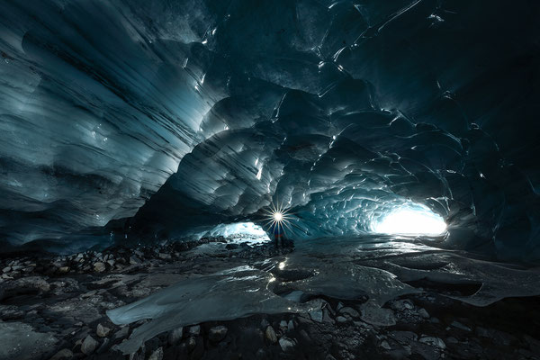 "Wo sich die Höhle teilt... "  Gletschereis-Höhle Schweiz  Tobilafoto Toni Bischof Ladir