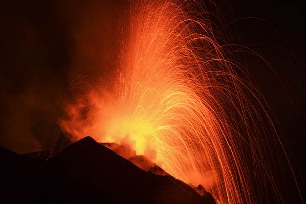 750m-Schulter-Vulkaneruption Stromboli  "Tobilafotografie"  Toni Bischof Ladir
