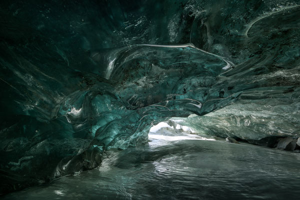 "Die Gletscherhöhle mit den leuchtenden Augen" 20250227-kleine-Höhle-Morteratsch-HDR13 Tobilafotografie Toni Bischof, Ladir