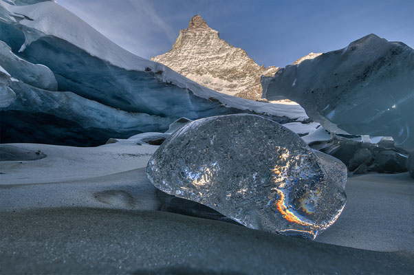 12.11.2021... "Matterhorn und Eisstück am Boden..." Eishöhle im Furggletscher/Schweiz  Tobilafotografie Toni Bischof, Ladir