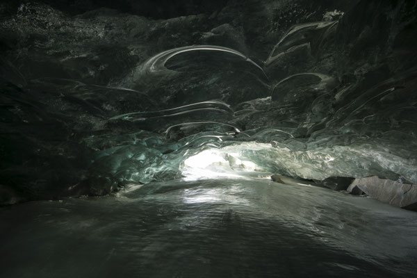 "Die Gletscherhöhle mit den leuchtenden Augen" 20250227-kleine-Höhle-Morteratsch-HDR5 Tobilafotografie Toni Bischof, Ladir