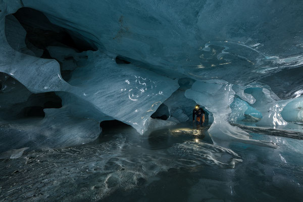 Gletschereishöhle Nicht einbrechen... das Eis ist hauchdünn am Boden" Tobilafoto  Toni Bischof Ladir