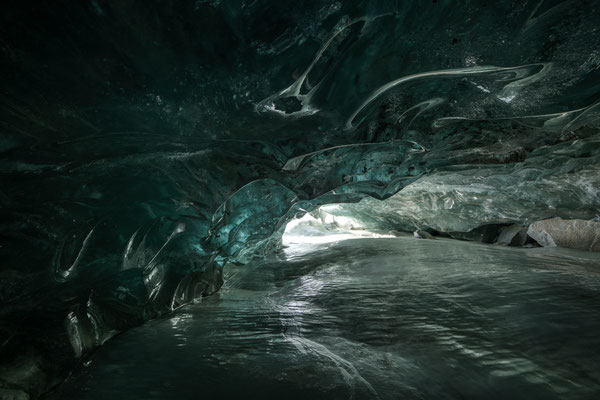 "Die Gletscherhöhle mit den leuchtenden Augen" 20250227-kleine-Höhle-Morteratsch-HDR11 Tobilafotografie Toni Bischof, Ladir