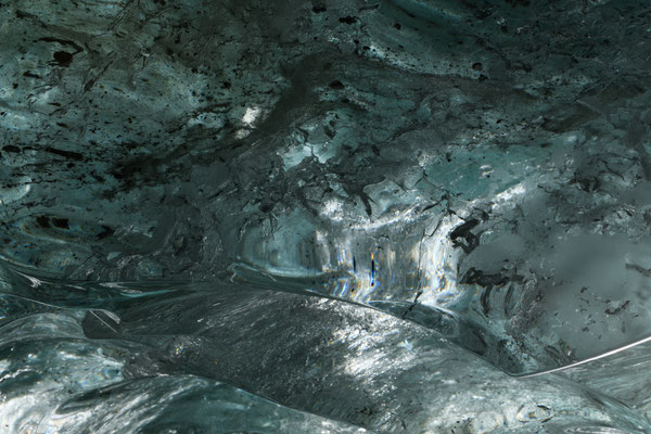 "Die Gletscherhöhle mit den leuchtenden Augen" 20250303-Kleine-Höhle-Morteratsch-Details_NDS6286-1 Tobilafotografie Toni Bischof, Ladir