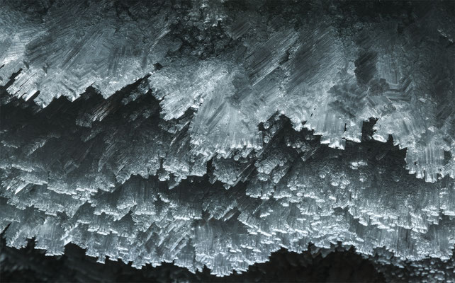"Die Kristallgrotte im Gletscher" ,  20250213-Gletscherhöhle-Wittenwasseren-Stack-1  ,  Tobilafotografie Toni Bischof, Ladir