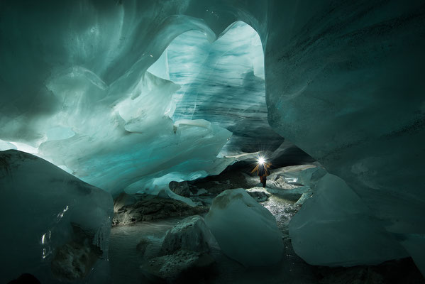 "Mit dem Licht... ändert die Farbe" Gletschereis-Höhle Schweiz  Tobilafoto Toni Bischof Ladir