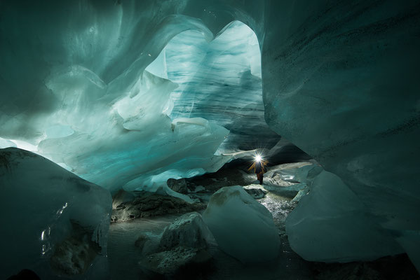 "Mit dem Licht ändert die Farbe"  Gletscherhöhle   NDS4621-20210603-Eishöhle-Furgg ,   Tobilafotografie Toni Bischof Ladir