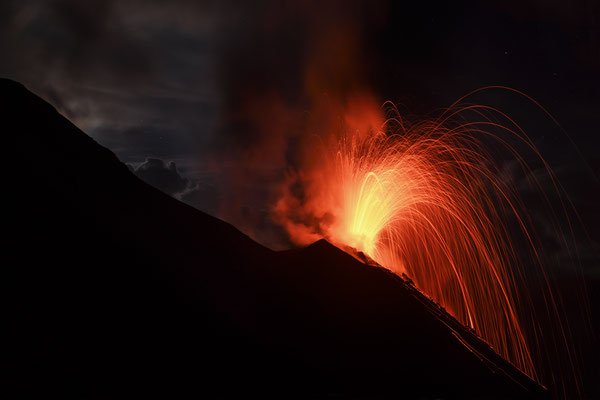 750m-Schulter-Vulkaneruption Stromboli  "Tobilafotografie"  Toni Bischof Ladir