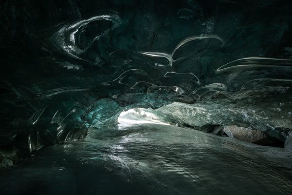 "Die Gletscherhöhle mit den leuchtenden Augen" 20250227-kleine-Höhle-Morteratsch-HDR10 Tobilafotografie Toni Bischof, Ladir