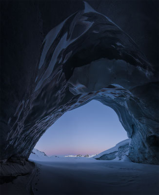 "Die Kristallgrotte im Gletscher" ,  20250214-Gletscherhöhle-Wittenwasseren-PANO-4  ,  Tobilafotografie Toni Bischof, Ladir